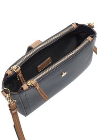 Granatowa skórzana torebka z złotymi zamkami błyskawicznymi, brązowymi akcentami i wewnętrzną kieszenią. Posiada odpinany pasek na ramię oraz usztywnioną formę.