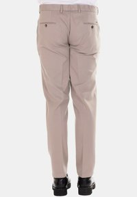 Pantaloni beige con design a gamba dritta, caratterizzati da tasche posteriori con bottoni e una texture di tessuto liscia e leggera.