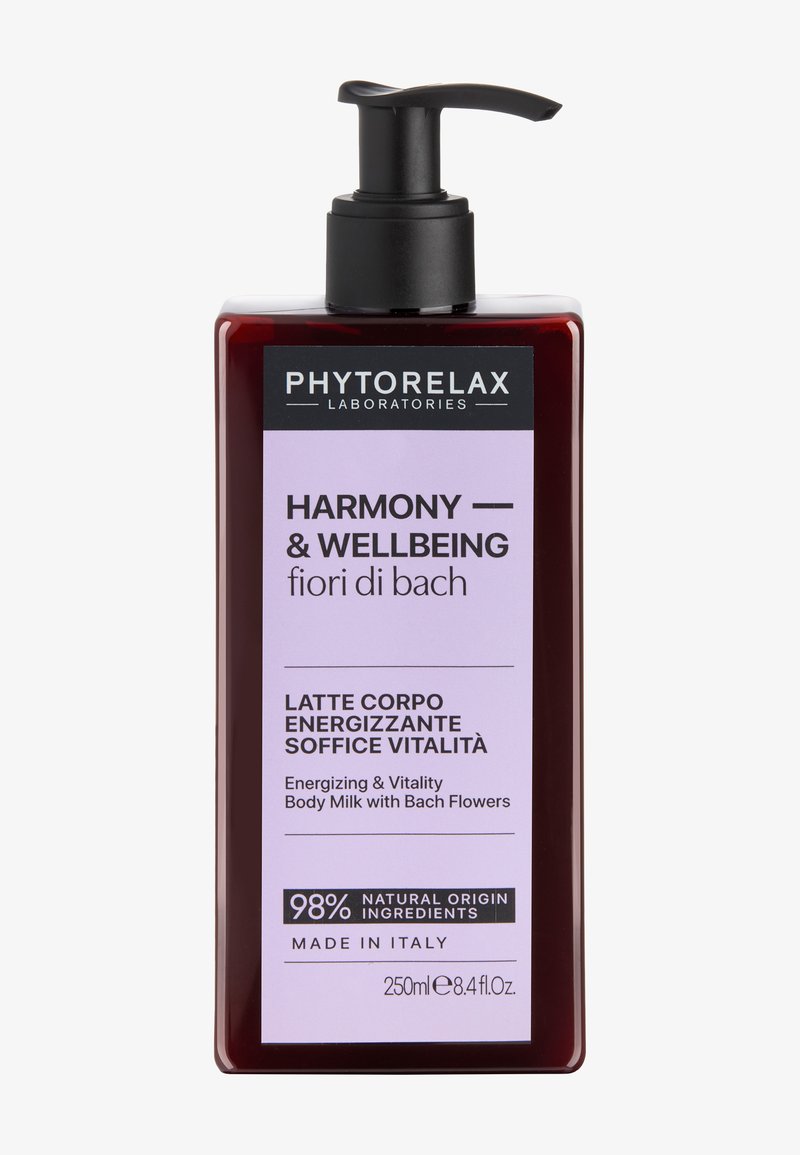 Bouteille rouge foncé avec pompe noire étiquetée « PhytoRelax Harmony & Wellbeing Lait Corporel Énergisant aux Fleurs de Bach », 250 ml, fabriquée en Italie.