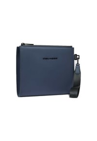 Bolso de mano azul marino hecho de material sintético suave, con cierre de cremallera y una correa negra desmontable. Diseño minimalista con detalle de logo.