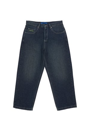 Donkerblauwe spijkerbroek met een losse pasvorm, rechte pijpen, vijf-pocket ontwerp en een groene accentlabel op de rechter voorkant van de zak.