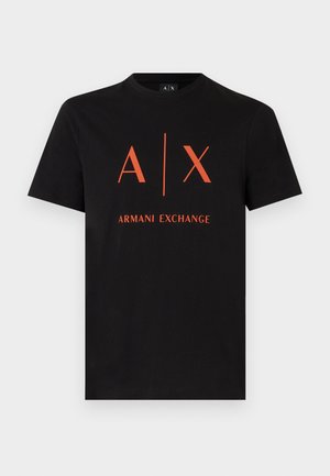T-shirt noir à manches courtes avec col rond, grand logo orange "A | X" et texte "Armani Exchange" centrés sur le devant.
