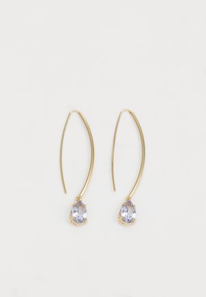 Langfingrede øreringer i gulltone med en tåreformet klar edelsten nederst, med en glatt overflate og en elegant silhuett.