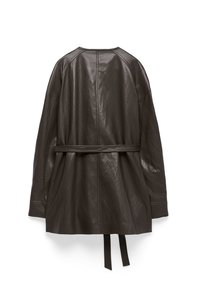 Cappotto in pelle marrone scuro con vestibilità rilassata, caratterizzato da un design avvolgente, chiusura a laccio in vita e maniche lunghe.