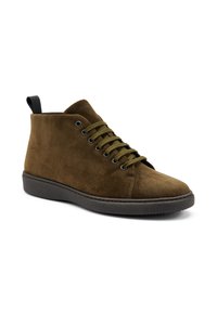 Zapatillas altas de ante marrón con cordones verde oliva, puntera redonda, suela de goma negra y una tira en la parte trasera para facilitar el uso.