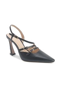 Černý kožený slingback s jehlovým podpatkem a špičatou špičkou, s křížovými popruhy a zlatým kováním. Unikátní geometrický design podpatku.