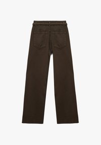 Jeans a vita alta, marrone scuro, a gamba larga con passanti per cintura e due tasche posteriori a toppa, mostrati da dietro su uno sfondo bianco.