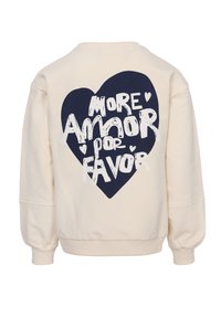 Roomwitte sweatshirt met een grote marineblauwe hartafbeelding en witte tekst: "More Amor Por Favor." Zachte textuur en geribbelde manchetten.