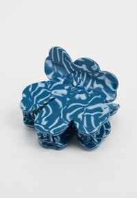 Modrý květinový sponka do vlasů s lesklým povrchem, která má mramorový vzor a kulaté střed, navržena pro bezpečné upevnění vlasů.