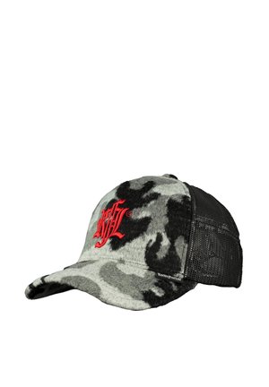 Casquette de baseball avec devant camouflage gris et noir et arrière en mesh noir, avec initiales rouges brodées sur le panneau avant.