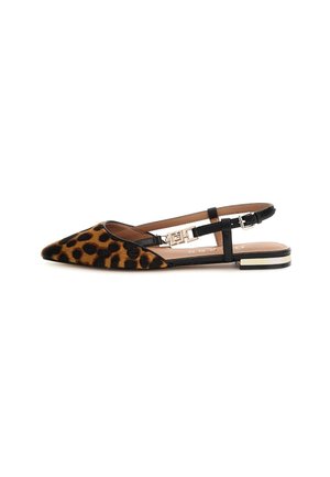 Leopardprint platte schoen met een spitse neus, zwarte enkelband en een kleine blokhak met een metalen accent. Gemaakt van gestructureerde stof.