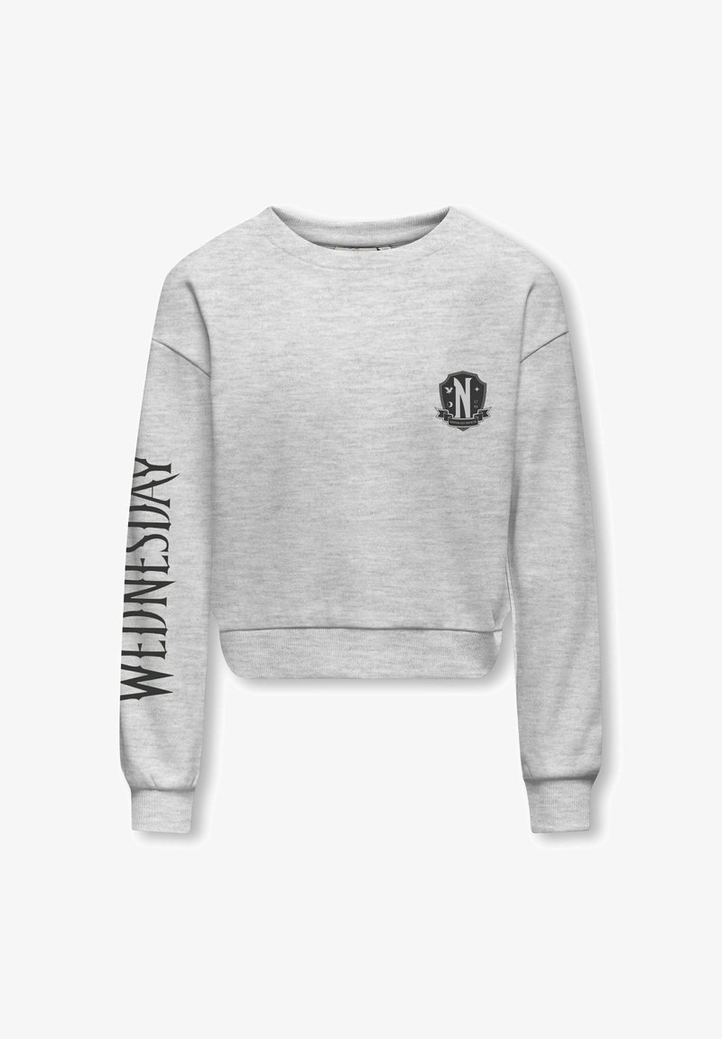 Šedá zkrácená mikina s dlouhými rukávy. Na hrudi se nachází černá emblema a na levém rukávu je nápis "STŘEDA".