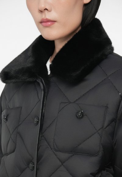 Μαύρο μπουφάν με πούπουλα και καπιτονέ σχέδιο, με μεγάλα μαύρα κουμπιά και ψεύτικη γούνα στον γιακά. Απαλή υφή με πλαϊνές τσέπες.