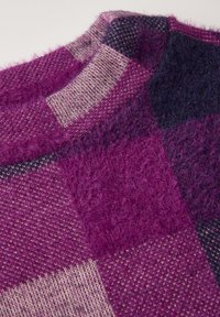 Sweter z dzianiny w patchworkowym wzorze. Wykonany z miękkiego, teksturowanego materiału w kratkę w odcieniach purpury, ciemnego niebieskiego i jasnego różu. Okrągły dekolt.