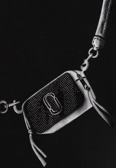 Borsa nera con texture perforata, dotata di tracolla in catena argentata e logo inciso. Include frange come dettagli distintivi.