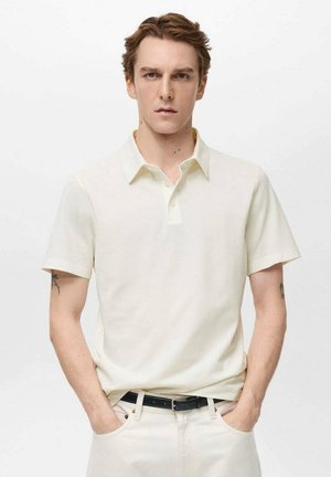 Hellbeige Poloshirt aus weichem Material, mit klassischem Kragen und kurzen Ärmeln, zwei Knöpfen und minimalistischem Design.