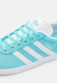 adidas Originals GAZELLE UNISEX - Sapatilhas - pulse aqua/footwear white