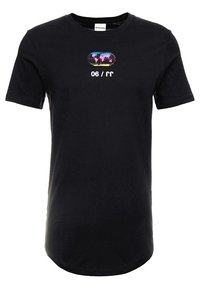 Svart bomullströja med korta ärmar, med en flerfärgad värdekarta och text i vitt och rosa. Rund halsringning, rak passform.