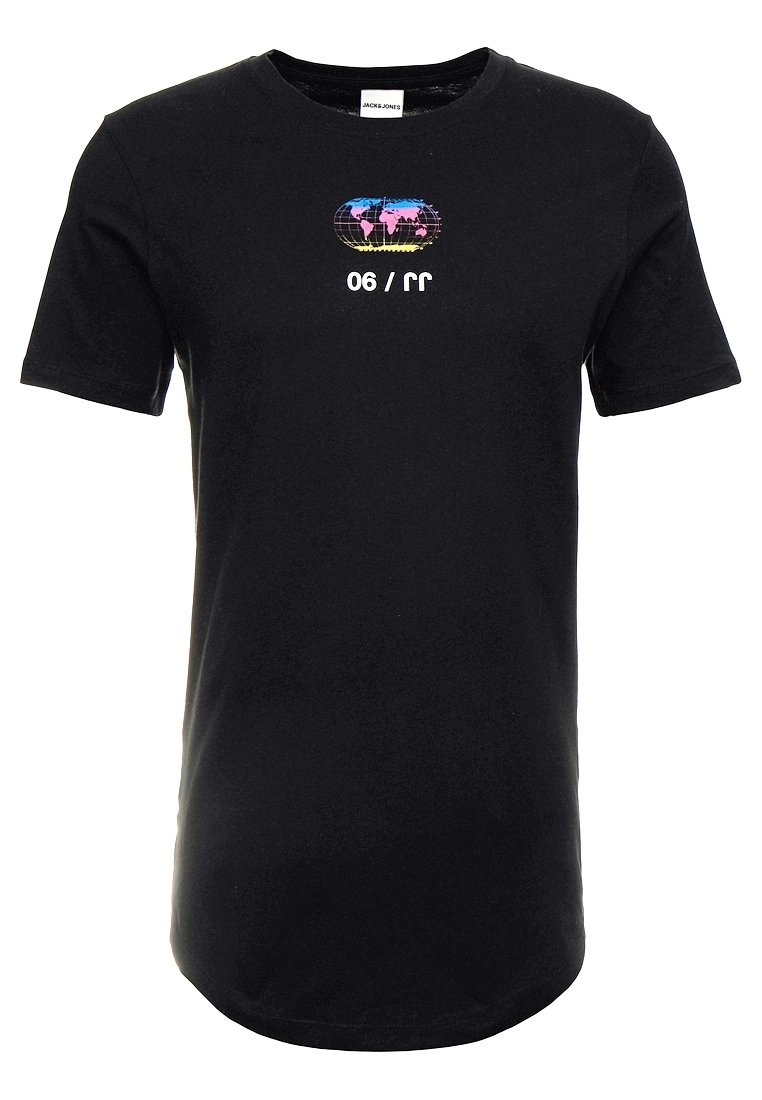 Svart bomullströja med korta ärmar, med en flerfärgad värdekarta och text i vitt och rosa. Rund halsringning, rak passform.