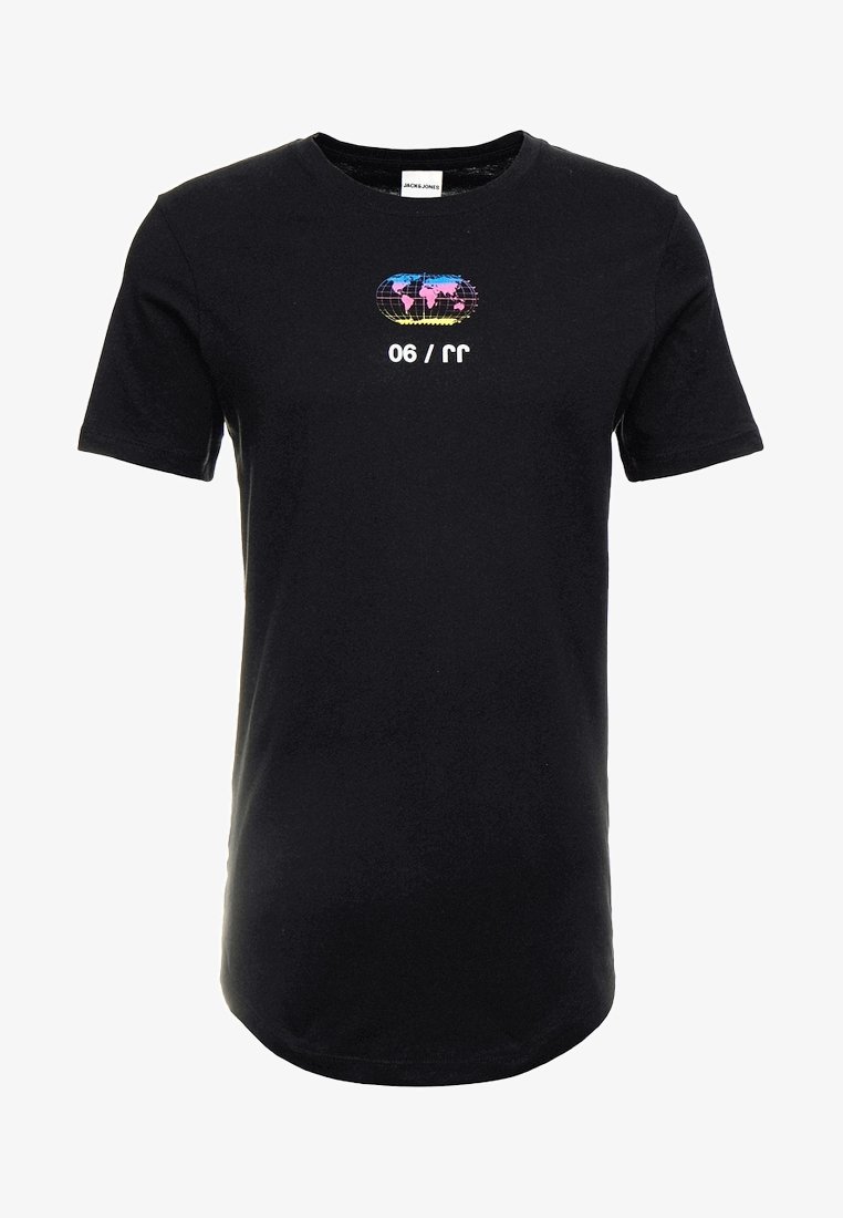 T-shirt en coton noir à manches courtes, avec un graphique de carte du monde multicolore et du texte en blanc et rose. Encolure ronde, coupe droite.