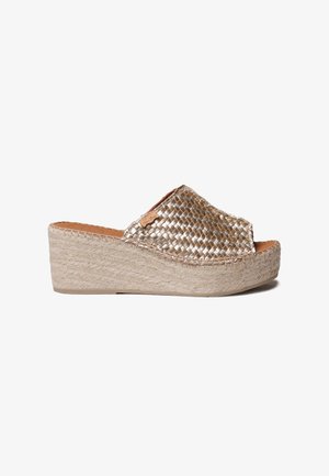 Sandalo zeppa con suola piattaforma in iuta beige intrecciata e tomaia intrecciata in oro metallico, punta aperta, stile slip-on.