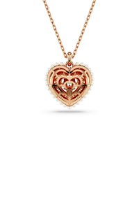 Pendente a forma di cuore in oro rosa con un intricato design a reticolo, adornato da un bordo di perle. Sospeso su una catena coordinata, riflette la luce in modo elegante.