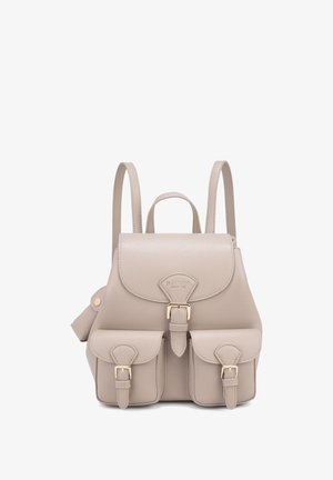 Zaino in pelle beige con chiusura a patta, due tasche frontali con fibbia, spallacci regolabili e manico superiore.
