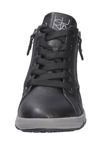 Schwarze Leder-Hochschnitt-Sneaker mit vorderen Schnürsenkeln, seitlichen Reißverschlüssen, grauer Gummisohle und strukturierten Akzenten auf dem Obermaterial und der Zunge.