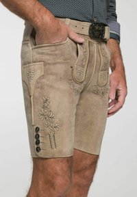 Beige Wildledershorts für Herren mit gestickten Blumenmustern, Fronttaschen und dekorativen Knöpfen an der Seite. Mit Gürtel.