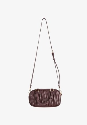 Borsa in pelle di un profondo bordeaux con texture trapuntata, due manici superiori e una tracolla staccabile e regolabile. Dettagli in metallo dorato.