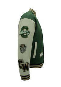 Groene en beige varsityjack met letterpatches "C Liberty," "TW," en een schildpatch op de mouw, gestreepte kraag en manchetten.