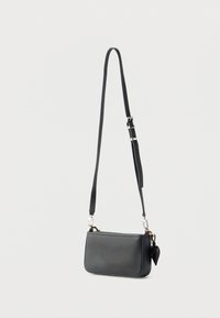 Μαύρο δερμάτινο τσαντάκι με διαγώνιο λουρί, με υφή, που διαθέτει ασημένιο λουράκι και διακοσμητικό στοιχείο σε σχήμα καρδιάς.