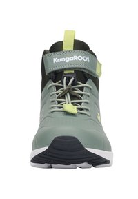 KangaROOS-Hochschuh in Hellgrün und Schwarz mit gepolstertem Kragen, verstellbarem Riemen und strukturiertem Sohle für besseren Halt.