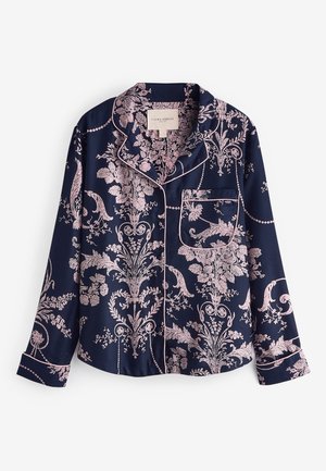 Camisa de pijama de satén azul marino con patrones florales y de paisley en rosa, con ribete contrastante, cuello con muesca y un bolsillo en el pecho.