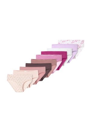 Nove paia di biancheria intima da donna in vari colori pastello e motivi, ordinate in modo ordinato in una linea diagonale su sfondo bianco.