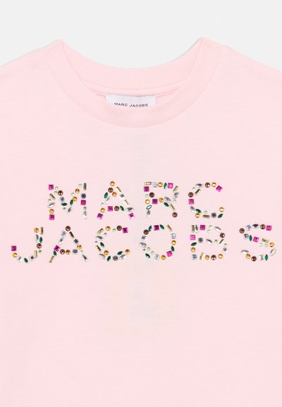 Ανοιχτό ροζ φούτερ με την επιγραφή "MARC JACOBS" διακοσμημένη με πολύχρωμες πέτρες σε διάφορα σχήματα και μεγέθη. Υφασμα με απαλή  υφή.