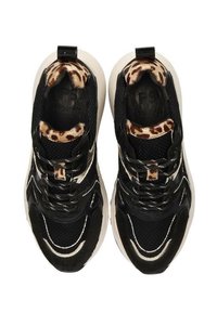Zapatillas deportivas negras con un upper de malla texturada, detalles de leopardo, suelas blancas contrastantes y cordones negros.