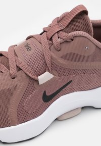 Nike Performance IN SEASON TR 13 - Tenisice za trening - smokey mauve/black/platinum violet/white