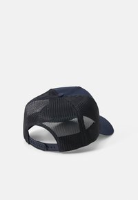 Cappello con rete nera sulla parte posteriore e pannello anteriore blu navy, con visiera curva e chiusura snapback regolabile. Presenta ventilazione tramite materiale in rete.