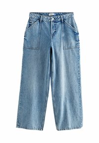 Pantaloni din denim bleu deschis, cu picioare largi și talie înaltă, două buzunare frontale și închidere cu nasture. Textură uzată și design casual.