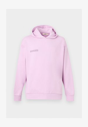 Bluza z kapturem w kolorze lawendy z przednią kieszenią kangurka, małym czarnym napisem na lewej górnej części klatki piersiowej oraz metką z napisem „Pangaia” wewnątrz kołnierza.