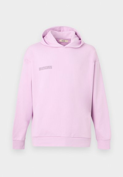 Levendulalila kapucnis pulóver elülső kenguruzsebbel, bal felső mellrészen kis fekete felirattal, a gallér belsejében "Pangaia" címkével.