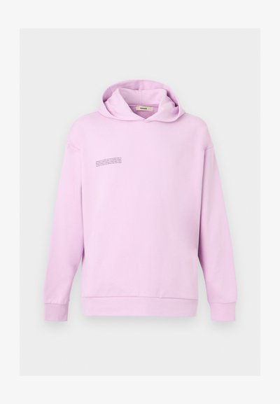 Levendulalila kapucnis pulóver elülső kenguruzsebbel, bal felső mellrészen kis fekete felirattal, a gallér belsejében "Pangaia" címkével.