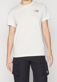 Kerman lyhythihainen t-paita, joka on valmistettu puuvillasta ja jossa on pieni ruskea logo vasemmassa rintamuksessa. Pehmeä tuntuma ja klassinen pyöreä kaula-aukko.