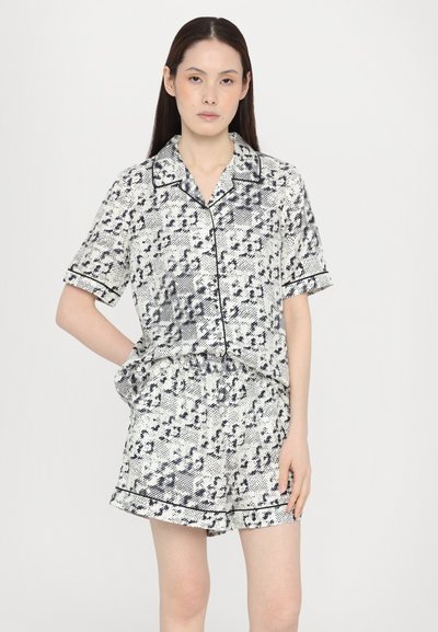 Set de pijamale cu mâneci scurte, cu un imprimeu abstract alb și bleumarin, având o cămașă cu guler și pantaloni scurți cu talie elastică și piping în contrast.