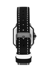 Cinturino in pelle nera con cuciture bianche, dotato di una fibbia in metallo argentato e di un design della cassa ottagonale. Nome del marchio inciso visibile.