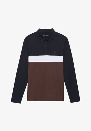 Camisa de polo de manga larga con parte superior negra, franja horizontal blanca, sección inferior marrón, cuello, tapeta con botones y pequeño emblema en el pecho.