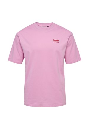 Rosa bomulds T-shirt med korte ærmer, rund hals og et lille rødt logo på brystet. Blød tekstur, afslappet design.