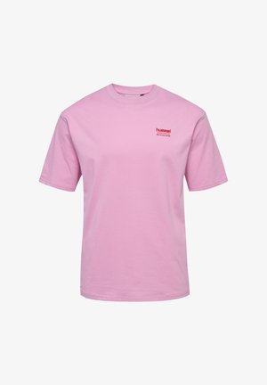 Różowa bawełniana koszulka z krótkim rękawem, okrągłym dekoltem i małym czerwonym logo na piersi. Miękka tekstura, casualowy design.