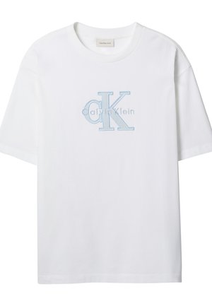 Valge lühikeste varrukatega T-särk, mille rinnal on keskel helesinise tikandiga Calvin Kleini "CK" logo.